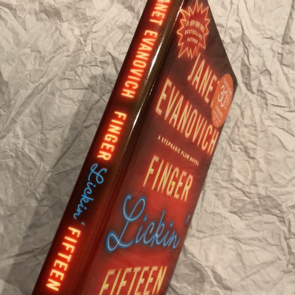 ⭐️3 for $15⭐️ Hardcover | Finger Lickin’ Fifteen by Janet Evanovich - Picture 3 of 5